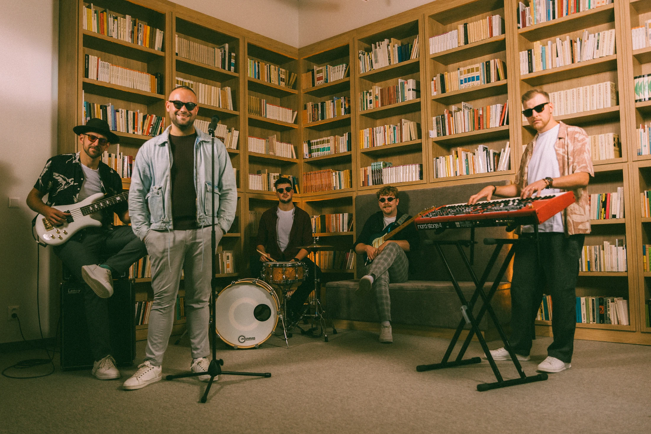 SPIRIT EVENTS — päť muzikantov s nástrojmi v knižnici